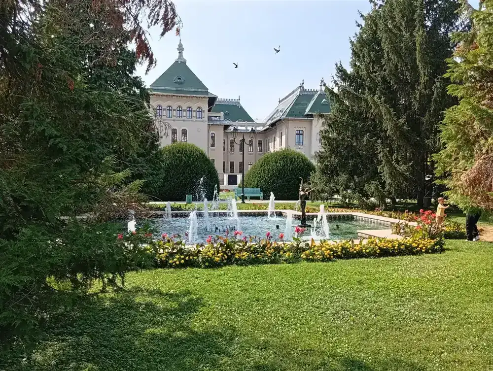 The fountain, with the Palatul Administrativ behind
