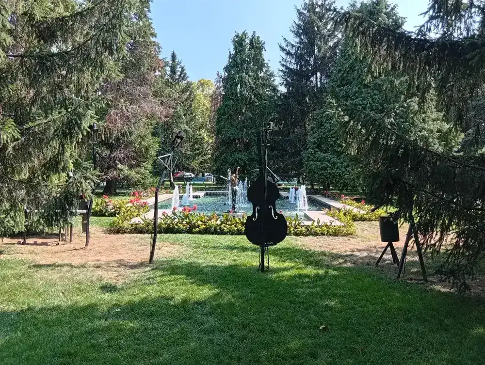 Metal silhouettes of a jazz band on the lawn