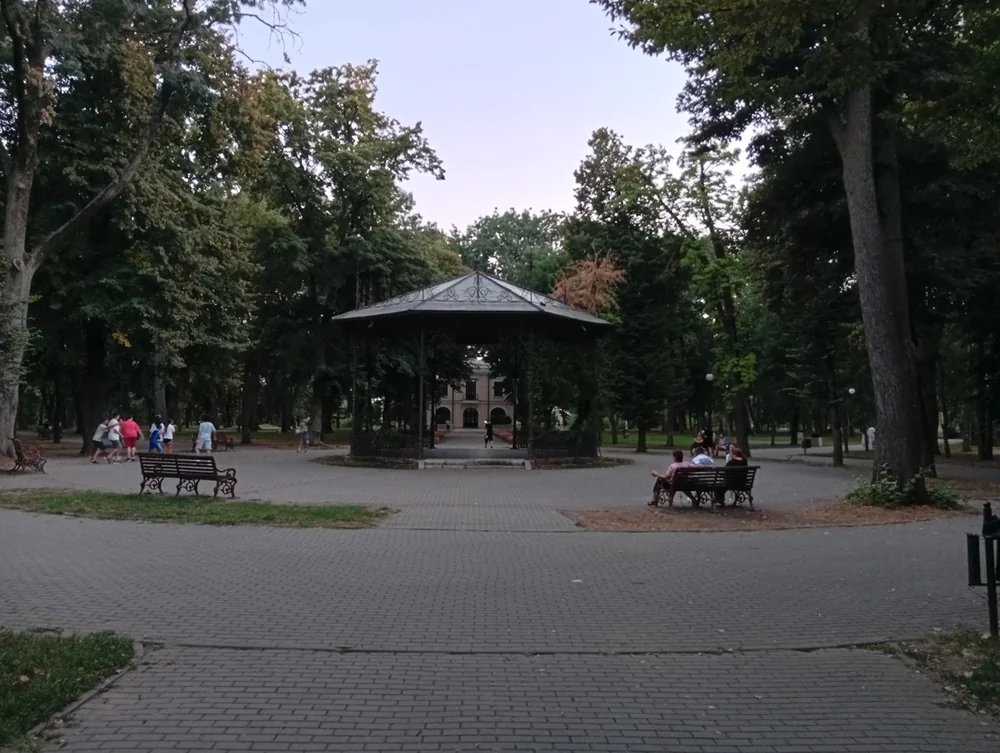 The iron bandstand on its circle of paving, the Casa Albă framed through it