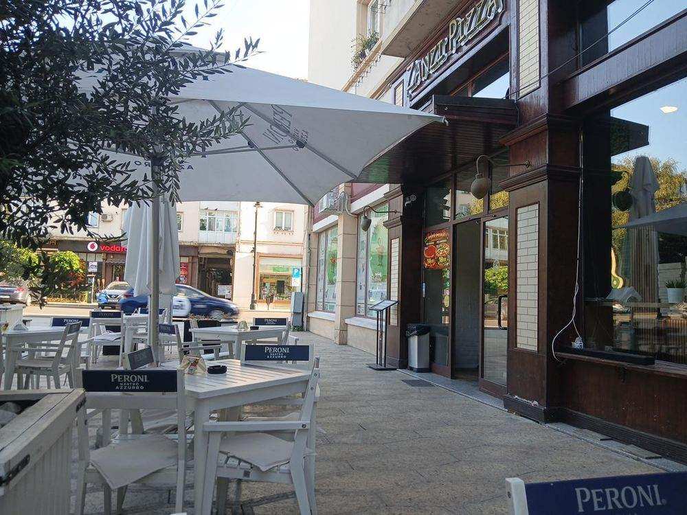 Terrace along the pavement